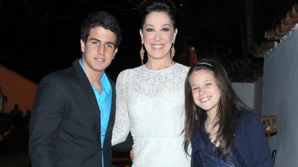 Claudia Raia e os filhos vão a bodas de ouro de Tarcísio Meira e Glória Menezes