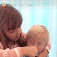 Rafaella Justus dá salada para Enrico, filho de Karina Bacchi, comer. Vídeo!
