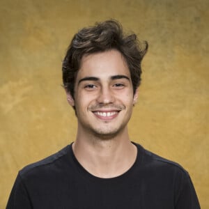 Valentim (Danilo Mesquita) aceita ser padrinho do filho de Ícaro (Chay Suede) e Rosa (Letícia Colin)