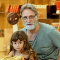 Criança de novo! Aos 67 anos, Herson Capri brinca com filha caçula de 4