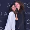 Nos palcos, Anavitória tem looks monocromáticos como favoritos
