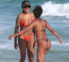 Ludmilla e Brunna Gonçalves foram à praia da Reserva, no Rio de Janeiro