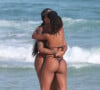 Ludmilla e Brunna Gonçalves trocaram beijos apaixonados