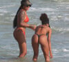 Ludmilla e Brunna Gonçalves se refrescaram no mar