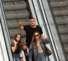 Fernanda Rodrigues, a filha, Luisa, e o marido, Raoni Carneiro, acenaram para o fotógrafo em passeio por shopping