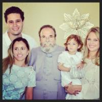 Pedro Leonardo batiza a filha, Maria Sophia, sem a presença do cantor Leonardo