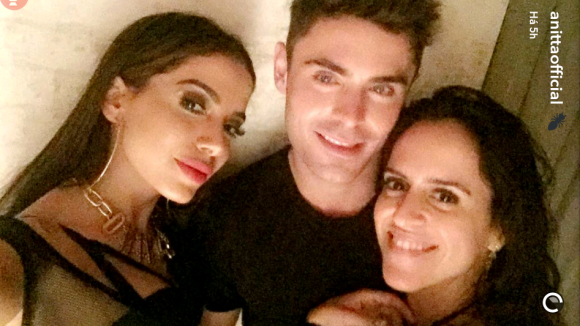 Anitta tieta Zac Efron e dança hip hop com ator em festa no Rio. Veja vídeo!