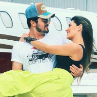 Luan Santana posa sem camisa e a namorada, Jade Magalhães, elogia: 'Um lindo'