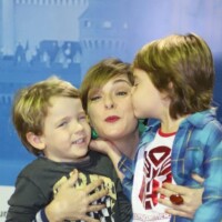 Regiane Alves, Juliana Alves e mais famosos levam filhos em espetáculo da Disney
