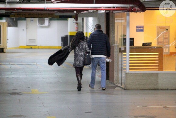 Claudia Ohana é clicada em estacionamento com Marcelo Leitão