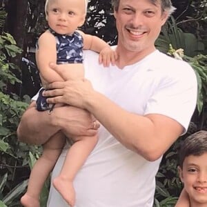 Noivo de Eliana, Adriano Ricco também se fantasiou para a festa