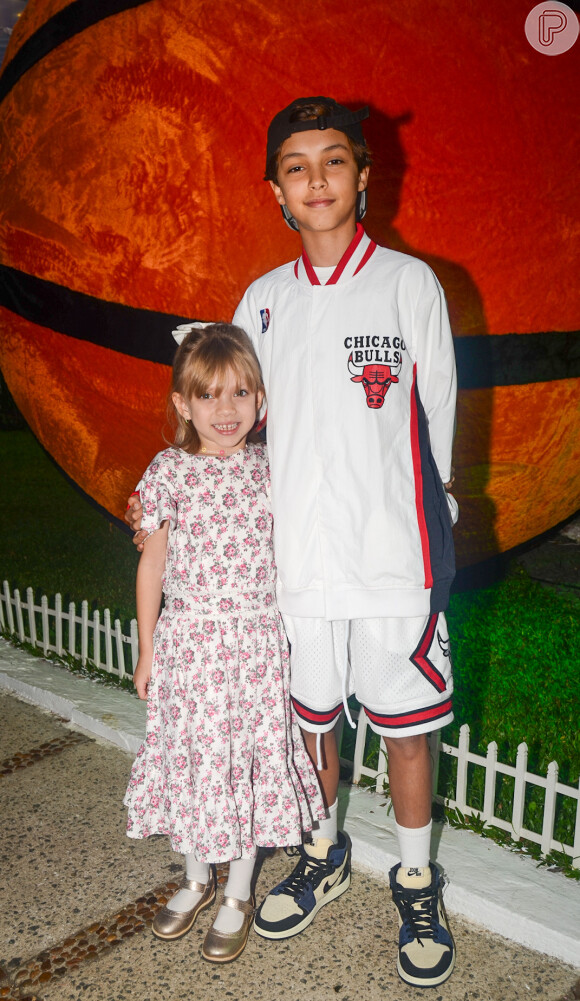 Filhos de Eliana, Arthur e Manuela posaram juntos na entrada de buffet, onde o pré-adolescente ganhou festa de 12 anos