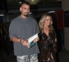 Após rumores de flerte na web, Letícia Spiller chegou abraçada e de mãos dadas com Nizam no festival no Autódromo de Interlagos, em São Paulo