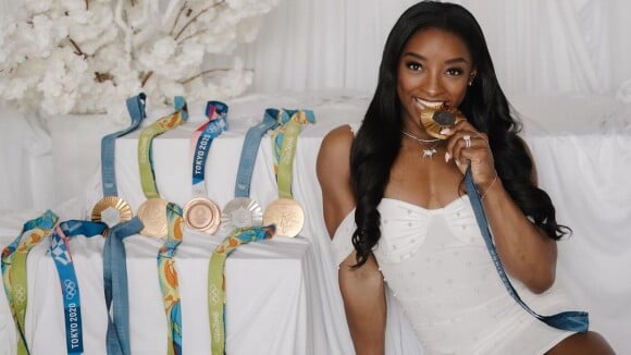 Simone Biles faz referência emocionante ao seu início na ginástica e exibe foto com medalhas olímpicas: 'Minha versão...'