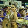 Coroada rainha de bateria da escola de samba Inocentes de Belford Roxo, Mulher Melão estreou no ensaio técnico que aconteceu neste domingo, 10 de janeiro de 2016, na Sapucaí com um look dourado