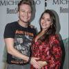 Michel Teló posa para foto com a mão na barriga de Thais Fersoza, que está esperando sua primeira filha, Melinda, em show do cantor em São Paulo, na madrugada desta quinta-feira, 24 de março de 2016