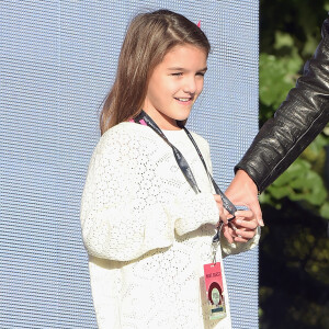 Katie Holmes, mãe de Suri, proibiu que o nome de Tom Cruise seja citado perto da filha