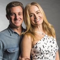 Luciano Huck filma escondido Angélica cantando e dançando pagode: 'Palhaço'