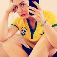 Angélica e Alessandra Ambrosio torcem pelo Brasil em jogo contra a Alemanha