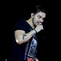 Luan Santana tira camisa, exibe corpo sarado e leva fãs à loucura em show. Veja!