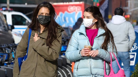 Filha de Tom Cruise e Katie Holmes, Suri, de 14 anos, é clicada com a mãe em NY. Fotos!