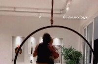Agatha Moreira e Rodrigo Simas gravam stories dançando agarradinhos na sala de casa