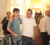 Guilherme Fontes caminhou abraçado ao seu filho caçula, Carlos