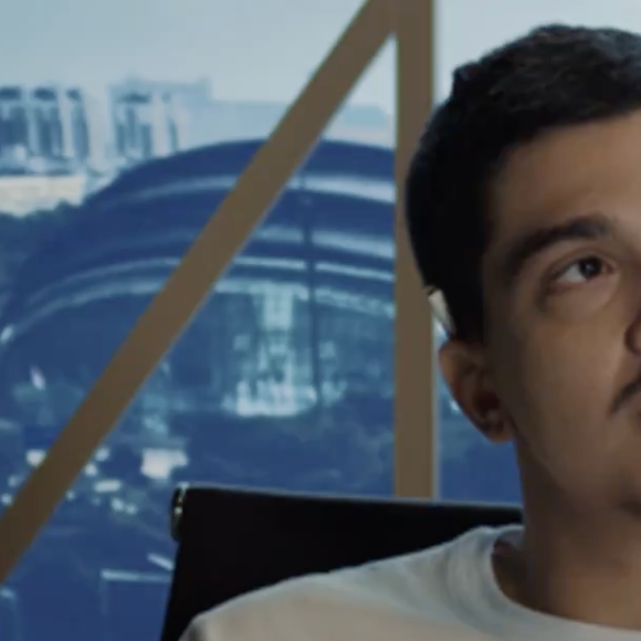 Em comercial da Prime Video, Chico Moedas ouve referências a traição com Luísa Sonza