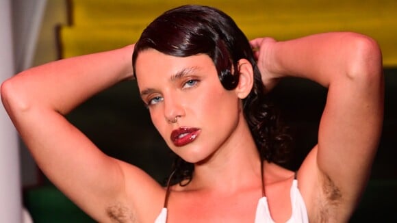 Decote profundo, axilas peludas à mostra e parte das costas nuas: o look poderoso e all white de Bruna Linzmeyer para festa LGBTQIA+