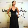 Ivete Sangalo também apostou no decote em V. A cantora escolheu o vestido Printing