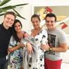 Michel Teló e Thais Fersoza visitaram juntos o casal Thais Pascholek e Belutti na maternidade
