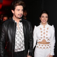 Luan Santana lança novo DVD e Jade Magalhães rouba a cena de look vazado. Fotos!
