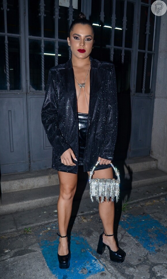 Ex-BBB Emilly Araújo optou por look preto com brilho para o Fervo da Lud