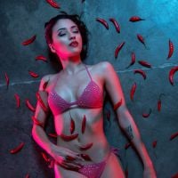 De biquíni, Carolina Oliveira posa 'apimentada' para mostra de fotógrafo inglês