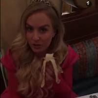Luciano Huck mostra Angélica fantasiada e ela brinca: 'Princesa que come banana'