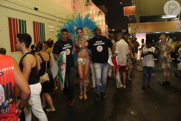 Luciana Gimenez deixou área de dispersão da Sapucaí amparada após o desfile da Grande Rio