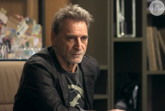 Gordo (Herson Capri) consegue falar com Chiara (Lara Cariello) pelo celular de Diana (Alinne Moraes) e vai buscar a neta, na novela 'Rock Story'