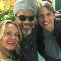 Eliana e o noivo, Adriano Ricco, tietam Carlinhos Brown em show dos Tribalistas