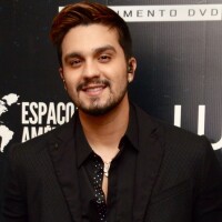Luan Santana explica por que usa camisa dentro da calça: 'Emagreci uns 6, 7 kg'