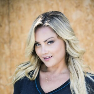 Ellen Rocche se reinventou na quarentena com aulas de finança e de yoga
