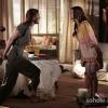 Helena (Julia Lemmertz) flagra Luiza (Bruna Marquezine) mexendo em sua caixa de lembranças e as duas brigam, na novela 'Em Família'