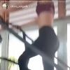 Bruna Marquezine exibe boa forma em roupa de academia