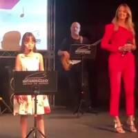 Rafaella Justus canta com Ticiane Pinheiro em apresentação de música. Vídeo!