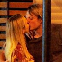 Eliana beija noivo, Adriano Ricco, e atende fã ao deixar restaurante. Fotos!