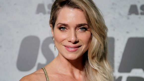 Aos 47 anos, Leticia Spiller dá piruetas de biquíni e corpo é elogiado: 'Saúde'
