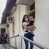 Yanka, irmã de Pérola, mostra Lívia Andrade dando tchauzinho do lado de fora do laboratório