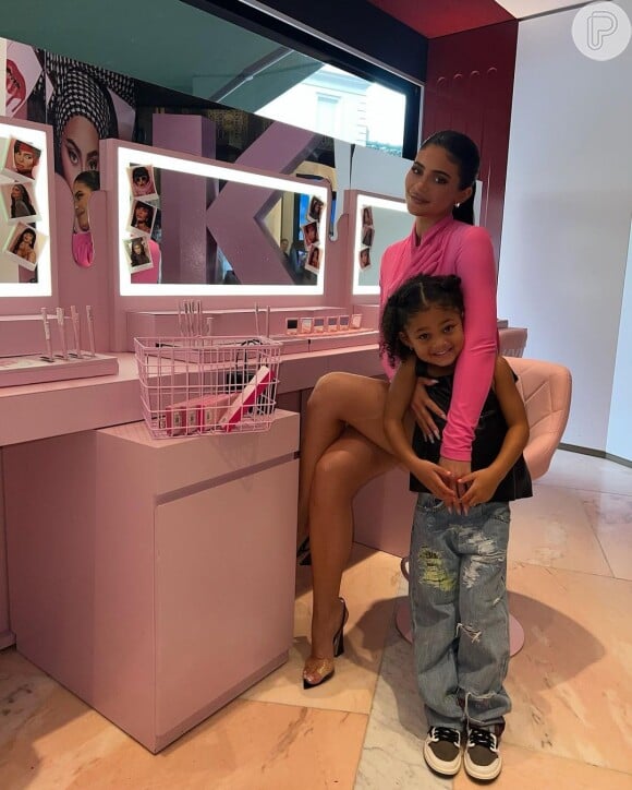 Stormi Webster, filha Kylie Jenner e Travis Scott, já ganhou um Rolex Day-Date 40 da mãe