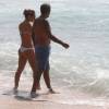Paolla Oliveira e Rogério Gomes deram as mãos antes de se refrescarem no mar da Prainha