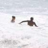 Paolla Oliveira e o diretor da novela 'Além do Tempo', Rogério Gomes, foram juntos à Prainha, na Zona Oeste do Rio de Janeiro, nesta sexta-feira, 13 de novembro de 2015