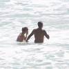 Paolla Oliveira e o diretor da novela 'Além do Tempo', Rogério Gomes, foram juntos à Prainha, na Zona Oeste do Rio de Janeiro, nesta sexta-feira, 13 de novembro de 2015